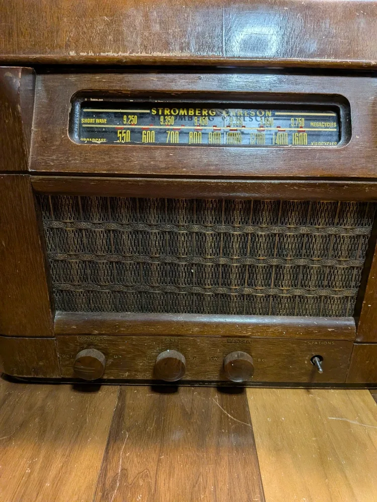 Antique Stromberg Carlson Phonograph/Radio image indicator(4)