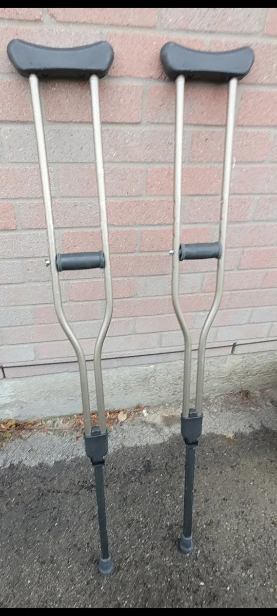 WALKER , CRUTCHES N A SHOWER BENCH $220 image indicator(3)