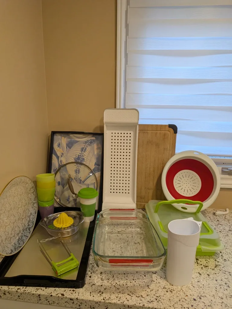 A bundle of kitchen items