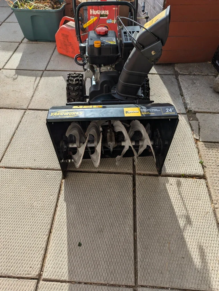 Yardworks 24-inch Snowblower image indicator(2)