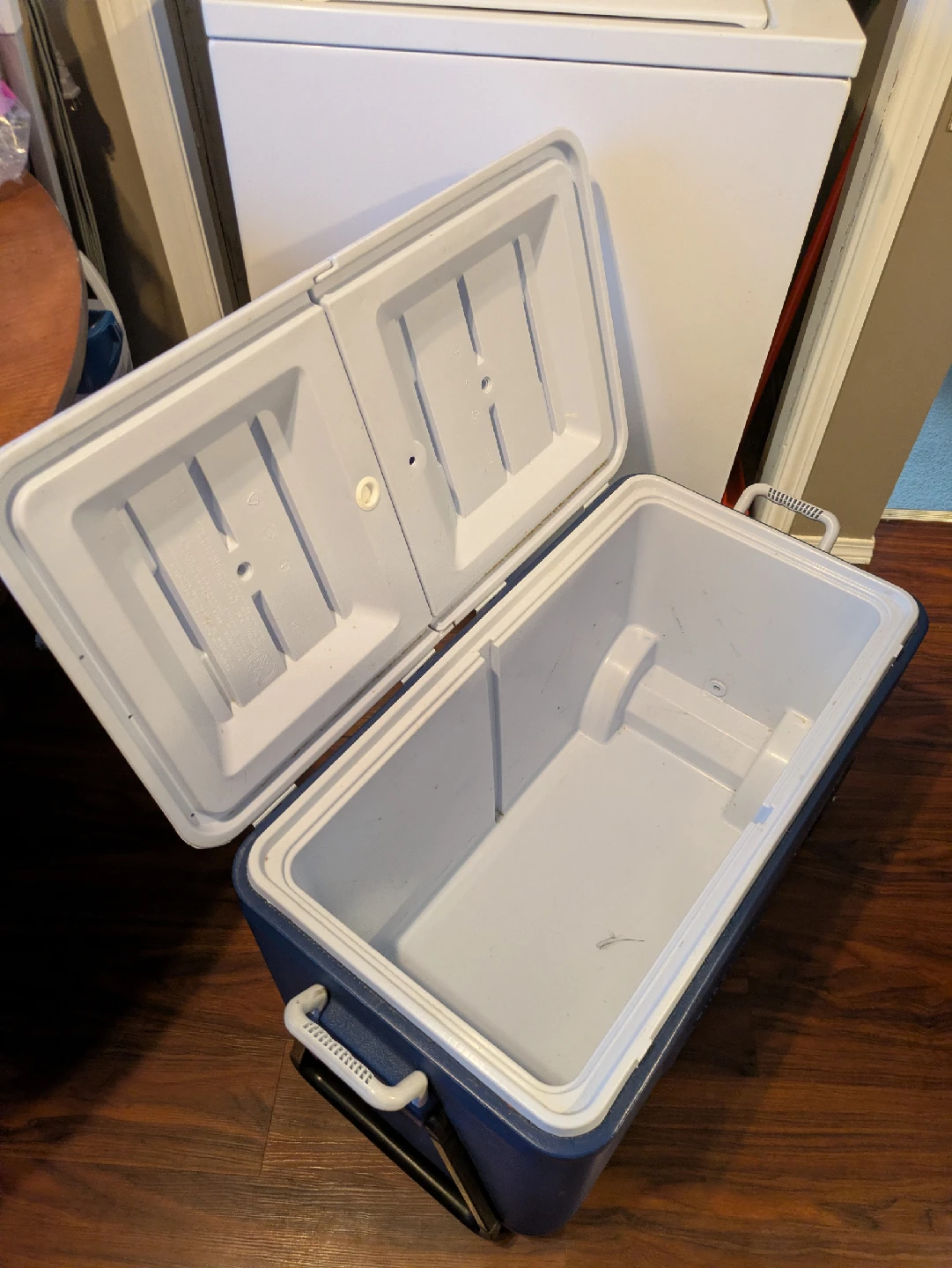 Rubbermaid Wheeled Cooler - Blue & White - photo 2