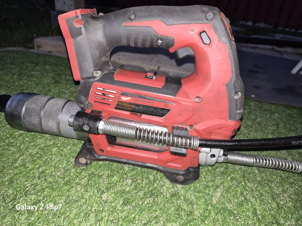 Milwaukee Grease Gun M18 18V Li-Ion Cordless - photo 2