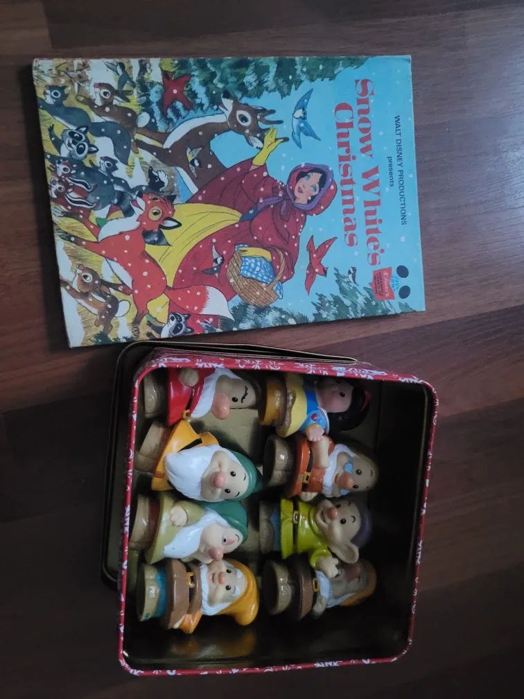 Snow White's Christmas Book & Figurine Set image indicator(2)