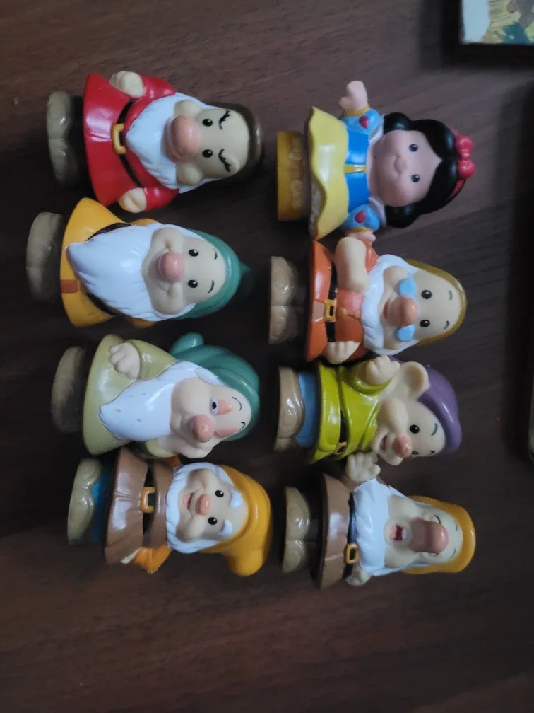 Snow White's Christmas Book & Figurine Set image indicator(4)