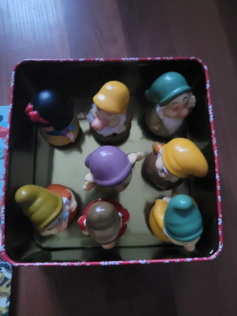 Snow White's Christmas Book & Figurine Set image indicator(5)