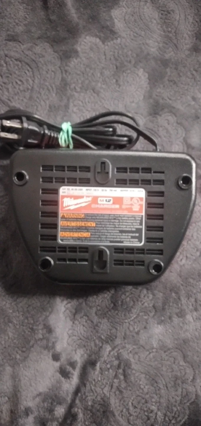 Milwaukee  Battery Charger image indicator(3)