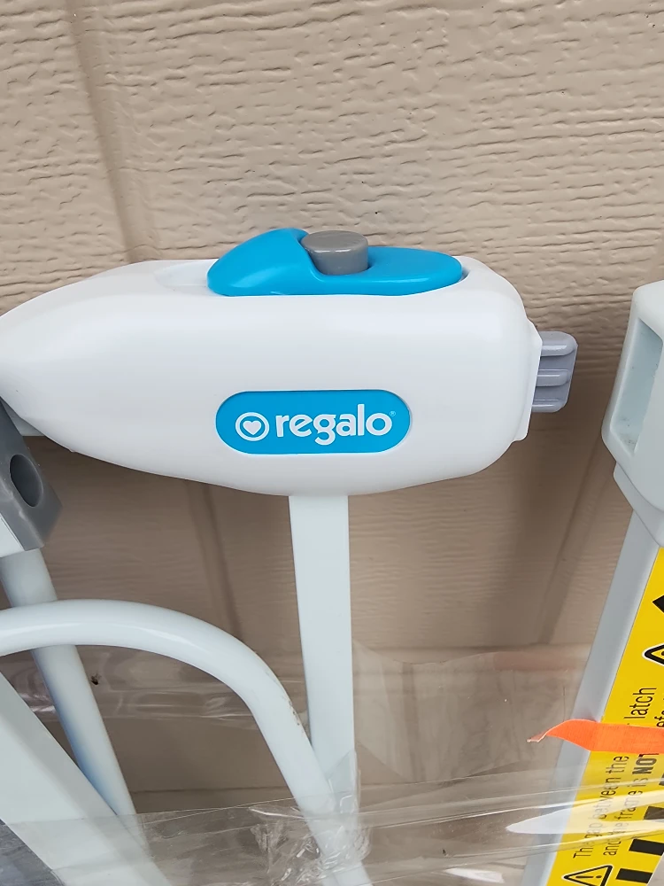 Regalo Easy Step Extra Wide Baby Gate - photo 2
