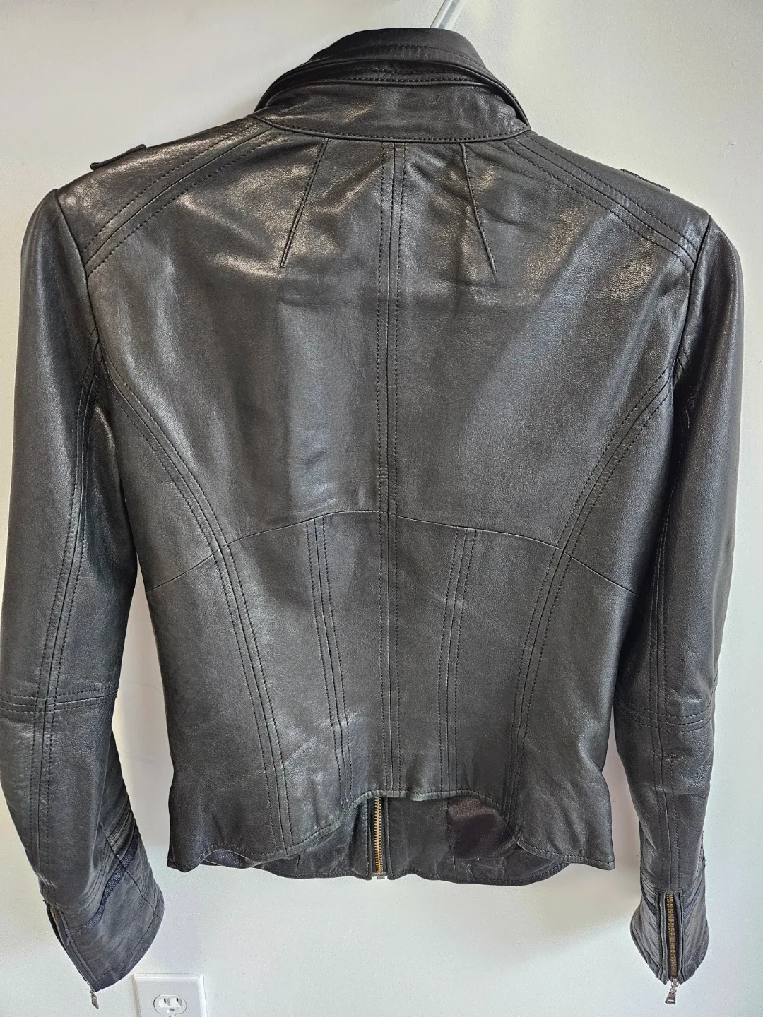 Danier Genuine Italian Leather Jacket - Size 4 image indicator(2)