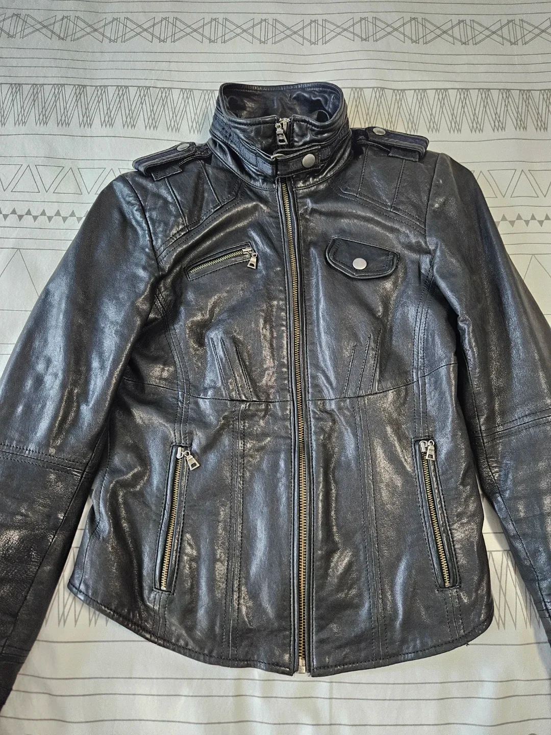 Danier Genuine Italian Leather Jacket - Size 4 image indicator(9)