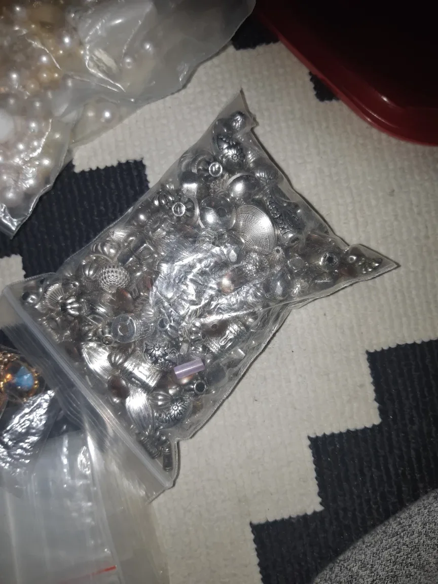 Mixed Beads Lot for Crafting image indicator(3)