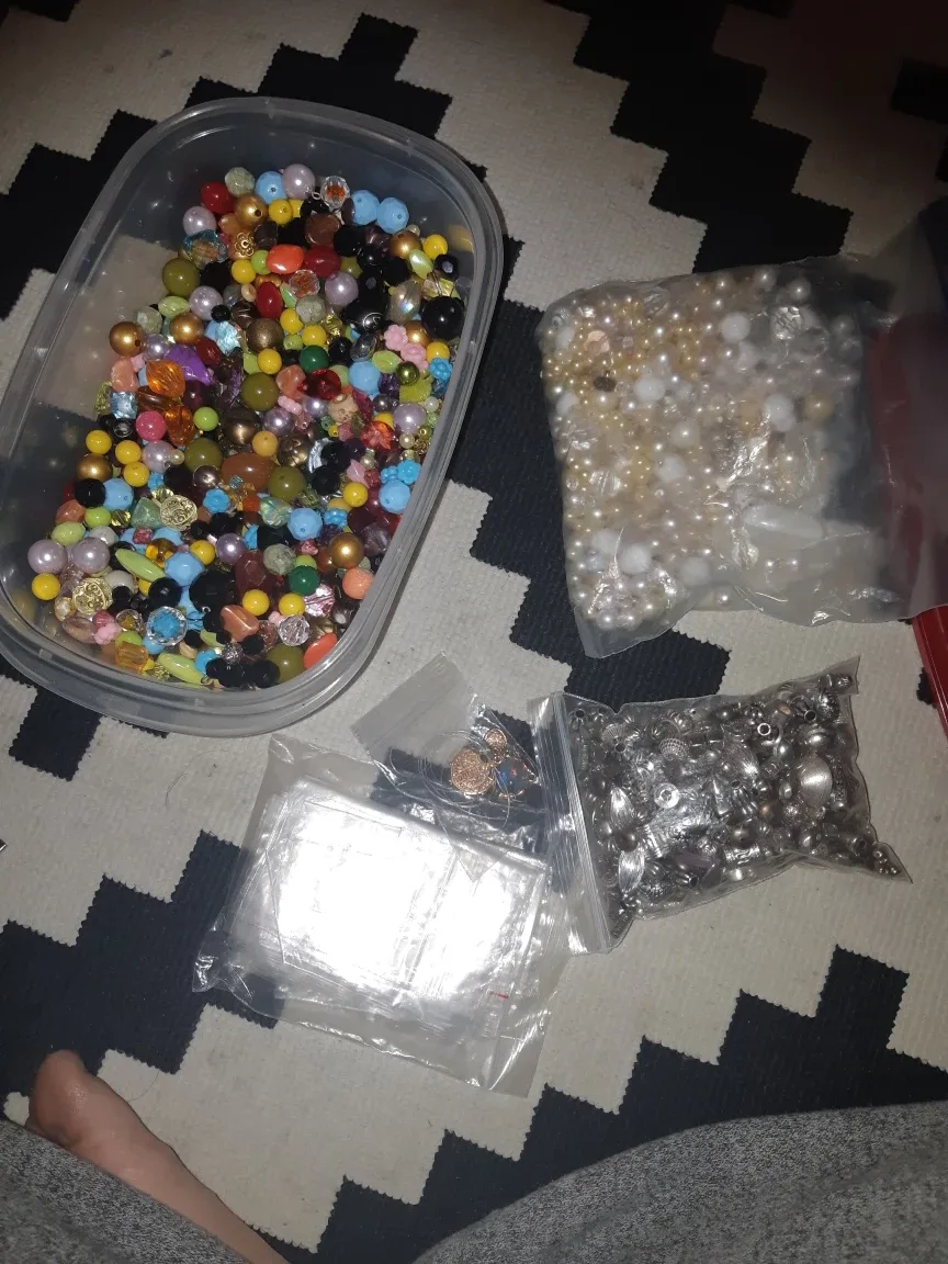 Mixed Beads Lot for Crafting image indicator(4)