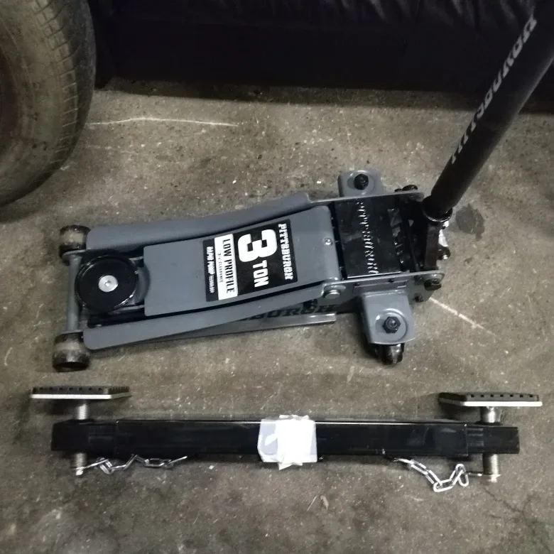 New 3 ton low profile jack whit a cros bar new