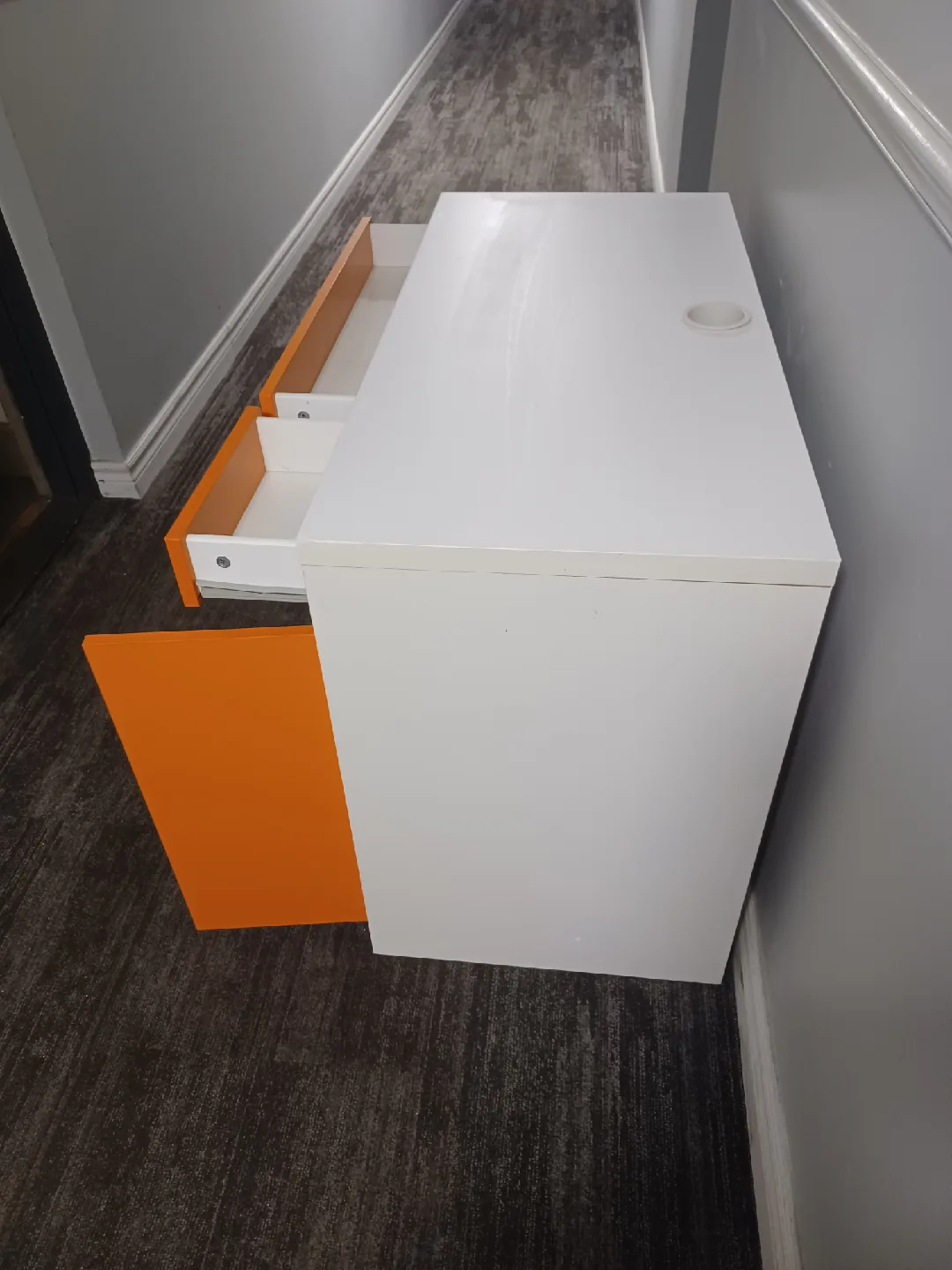 White & Orange Desk image indicator(2)