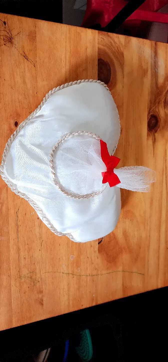 White Ring Box with Heart Pillow image indicator(4)