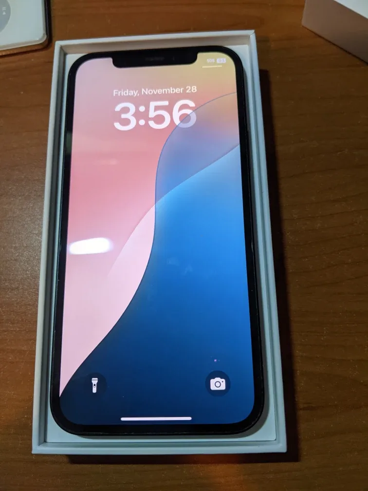 Apple iPhone 12 - 64 GB - Black & Slate (Unlocked) (CA) image indicator(2)