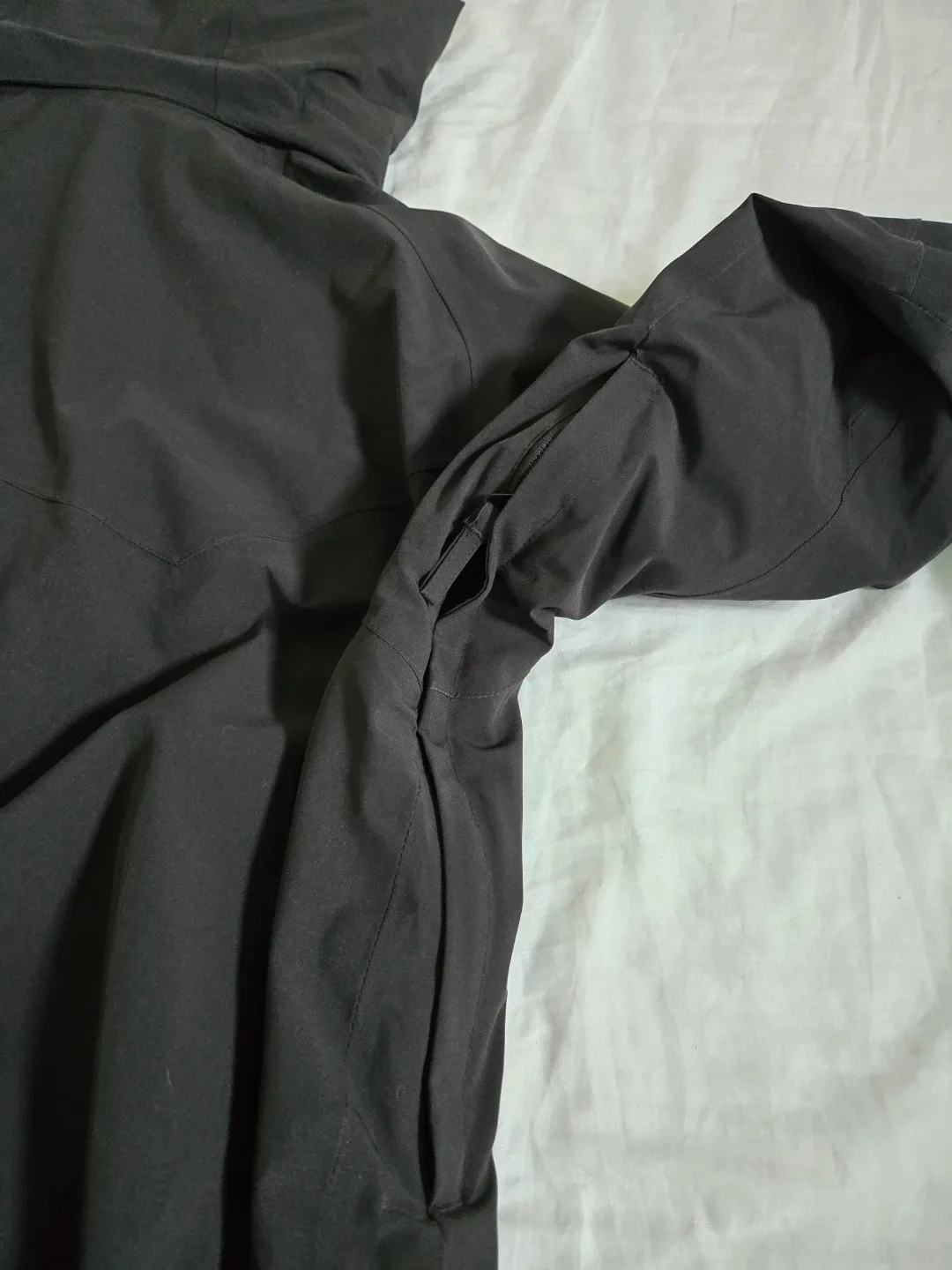 Salomon Insulated Hooded Jacket; Black; great condition,  size M image indicator(8)