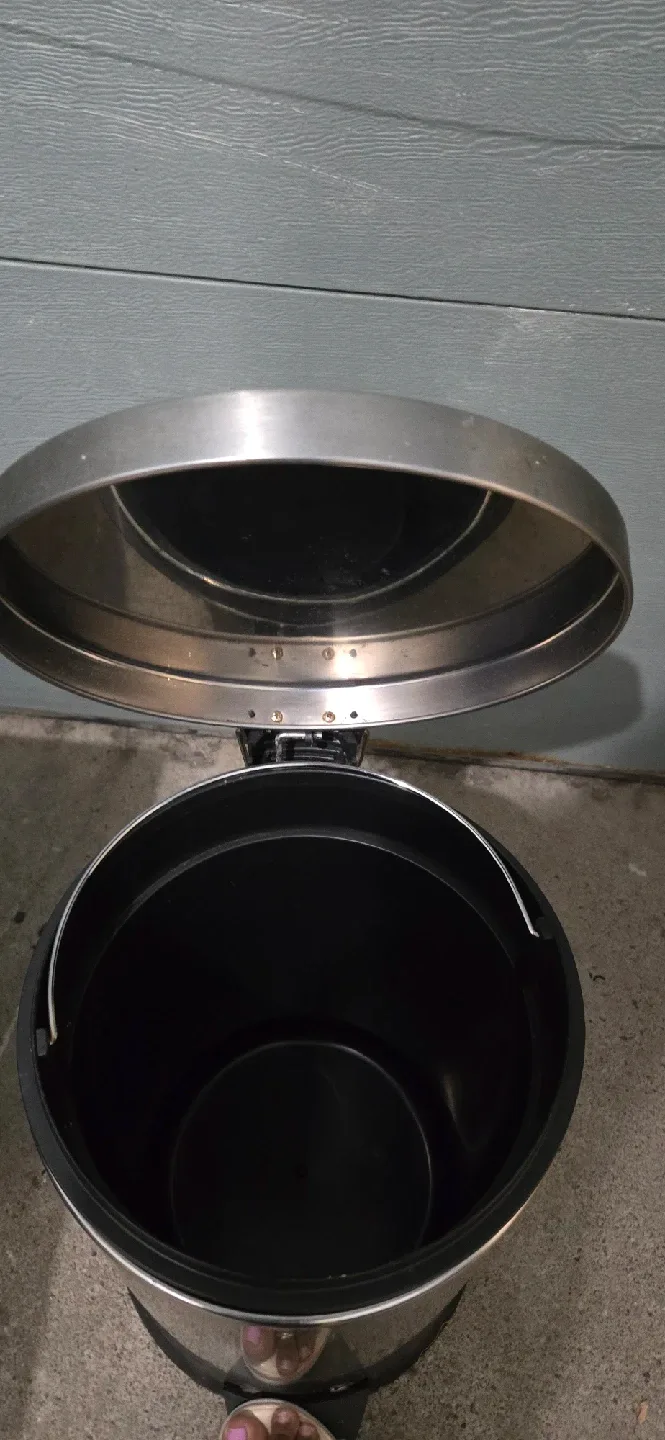 Stainless Steel Step-On Trash Can image indicator(2)