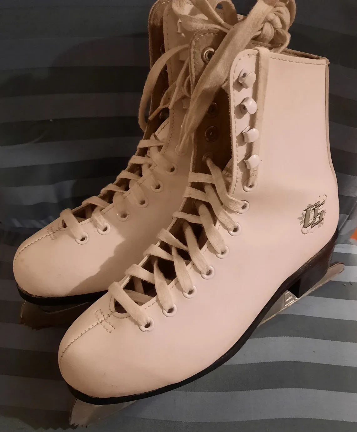 Girls Figure Skates, Size 3 image indicator(3)