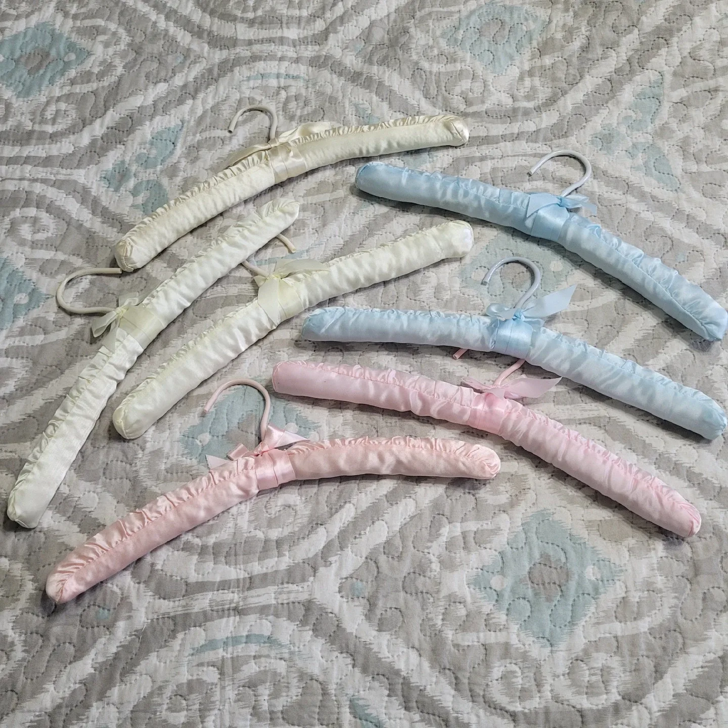 Lot Set of 7 Soft Padded Satin 15" - 16" Vintage Hangers thumbnail