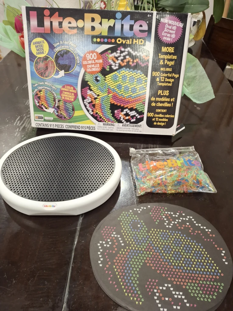 Lite-Brite Oval HD with 900 Pegs