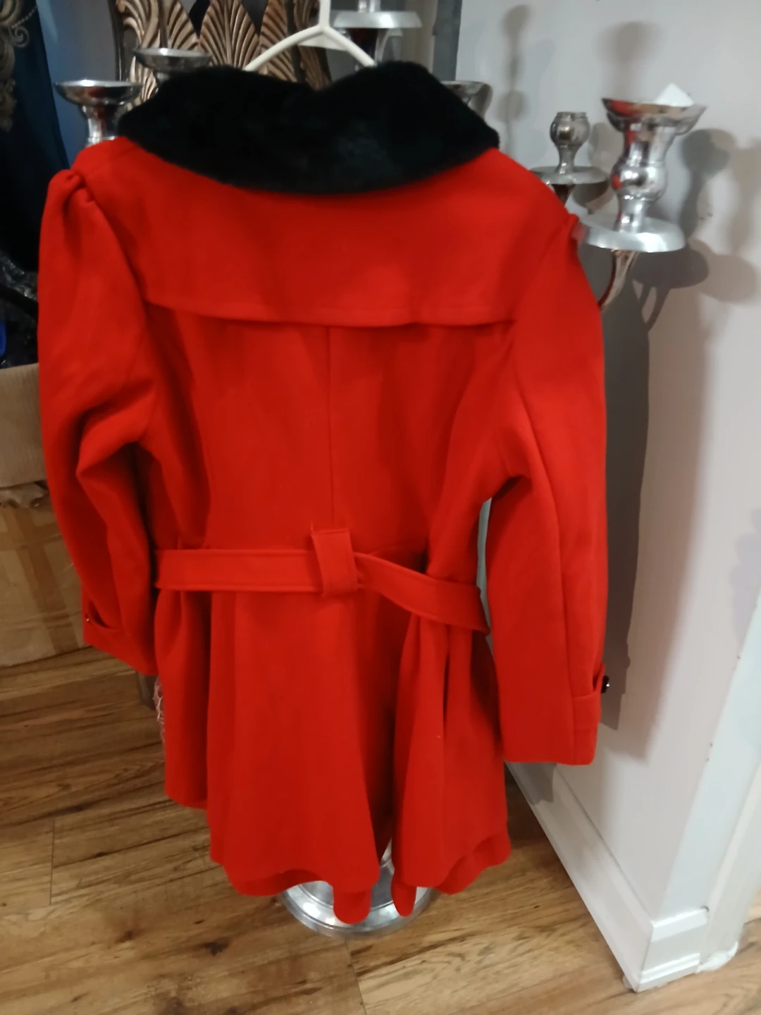 Red belted coat with fur collar - photo 3