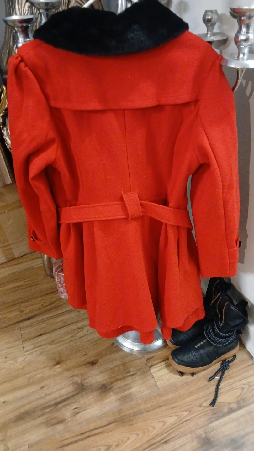 Red belted coat with fur collar - photo 4