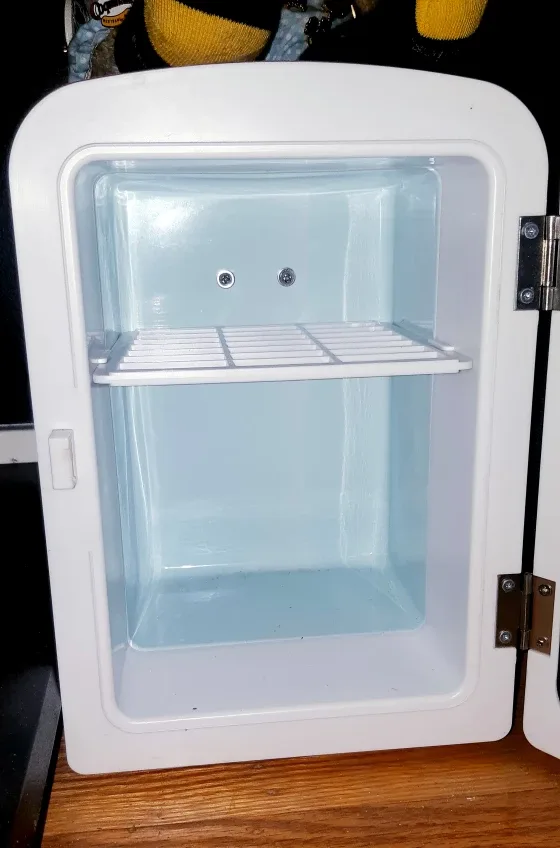 Coca-Cola Mini Fridge - Red image indicator(2)