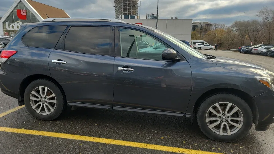 Nissan Pathfinder SUV s image indicator(2)