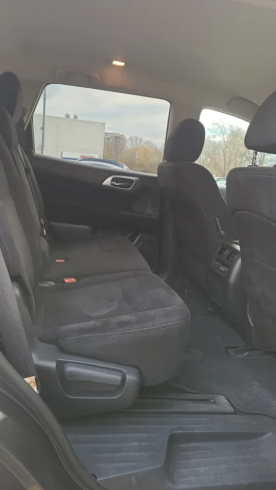 Nissan Pathfinder SUV s image indicator(5)