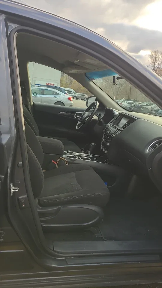 Nissan Pathfinder SUV s image indicator(6)