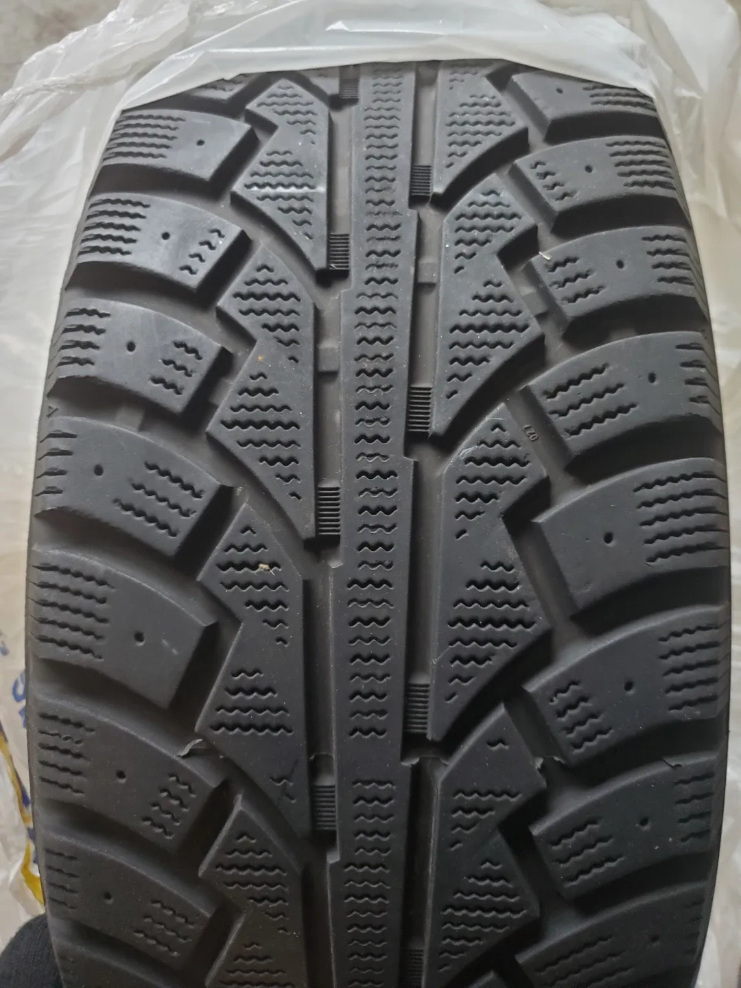 Winter Tires - Falken Eurowinter Extreme SW606 - 215/45R17 image indicator(4)