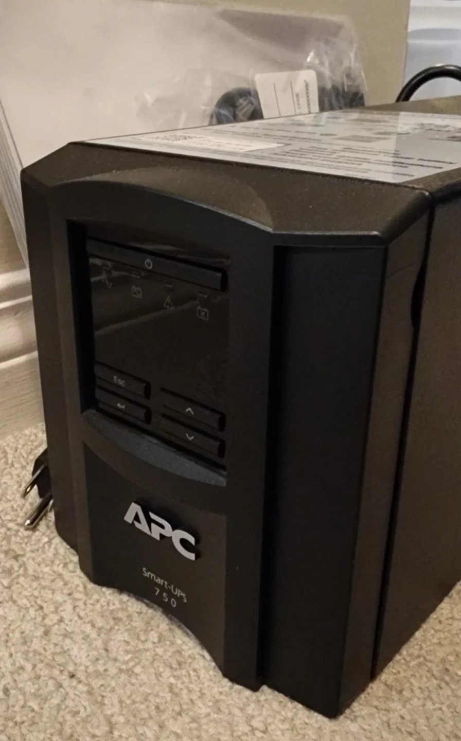 APC Smart-UPS 750 - Battery Backup