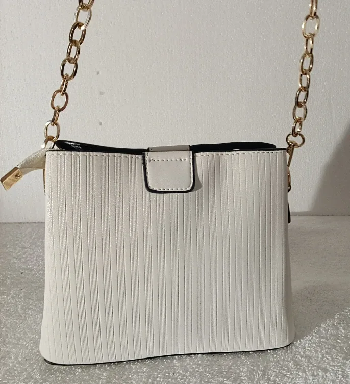 White Shoulder Bag with Gold Chain image indicator(4)