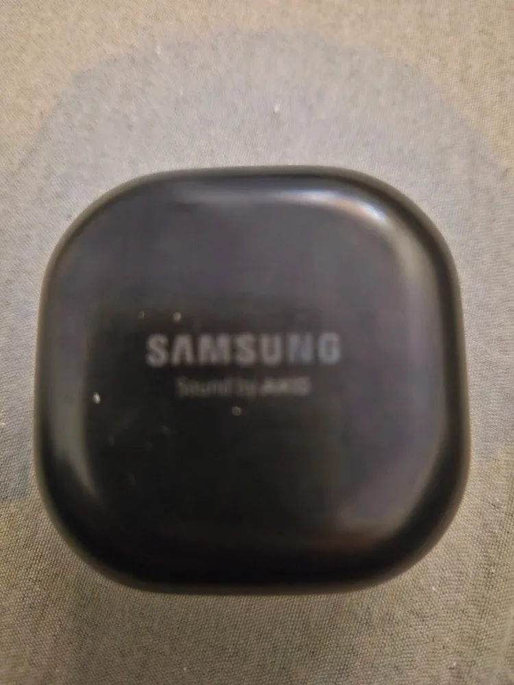 Samsung Sound by AKG Earbuds image indicator(2)