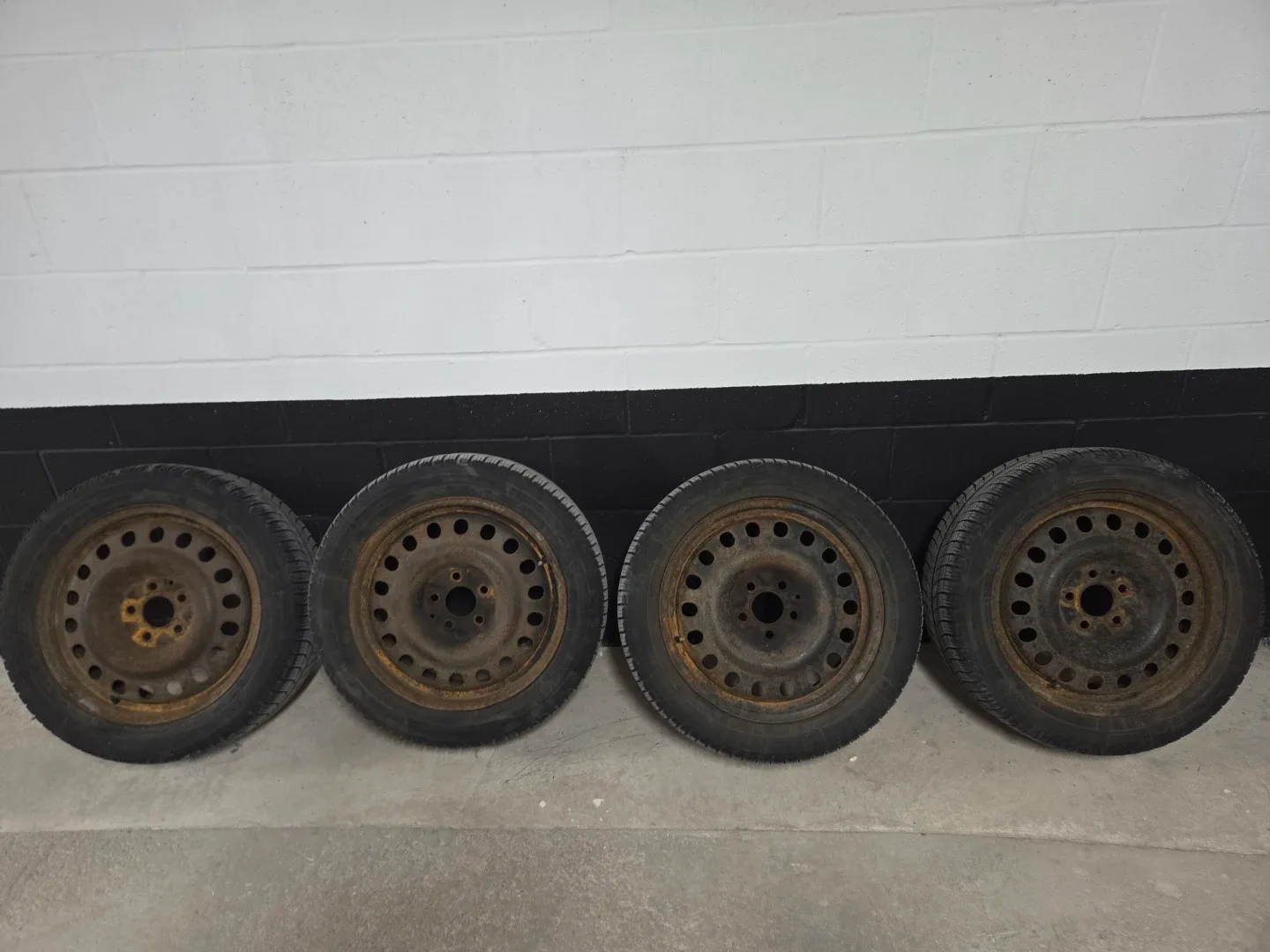 Set of 4 Steel Wheels with Tires 225/50R17 image indicator(2)