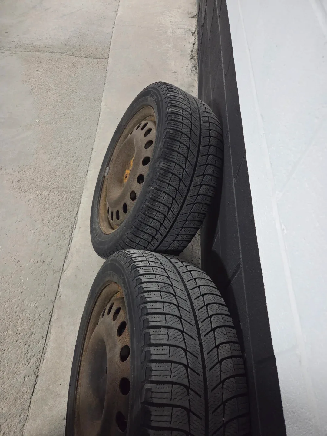 Set of 4 Steel Wheels with Tires 225/50R17 image indicator(4)