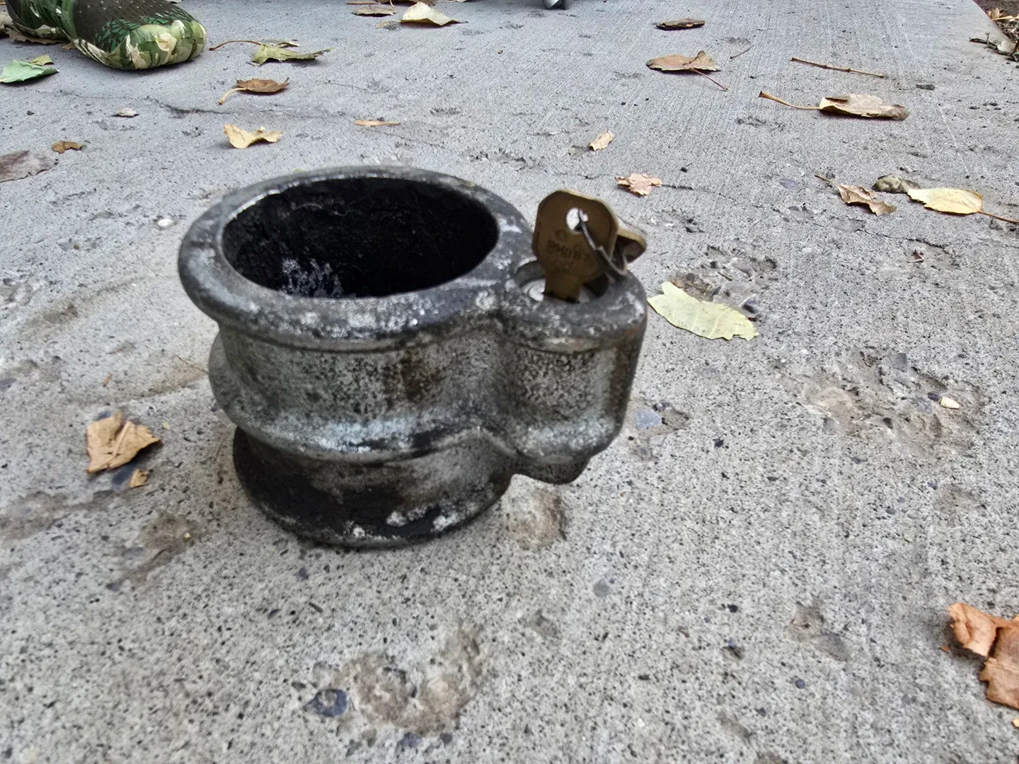 Kingpin Lock with Key image indicator(2)