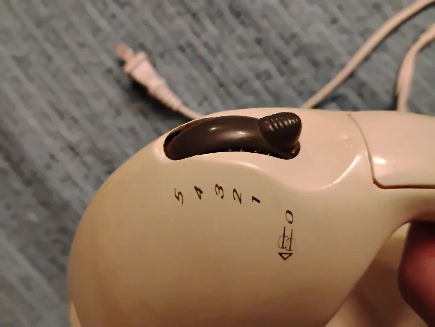 HAMILTON BEACH 5-SPEED HAND MIXER image indicator(2)