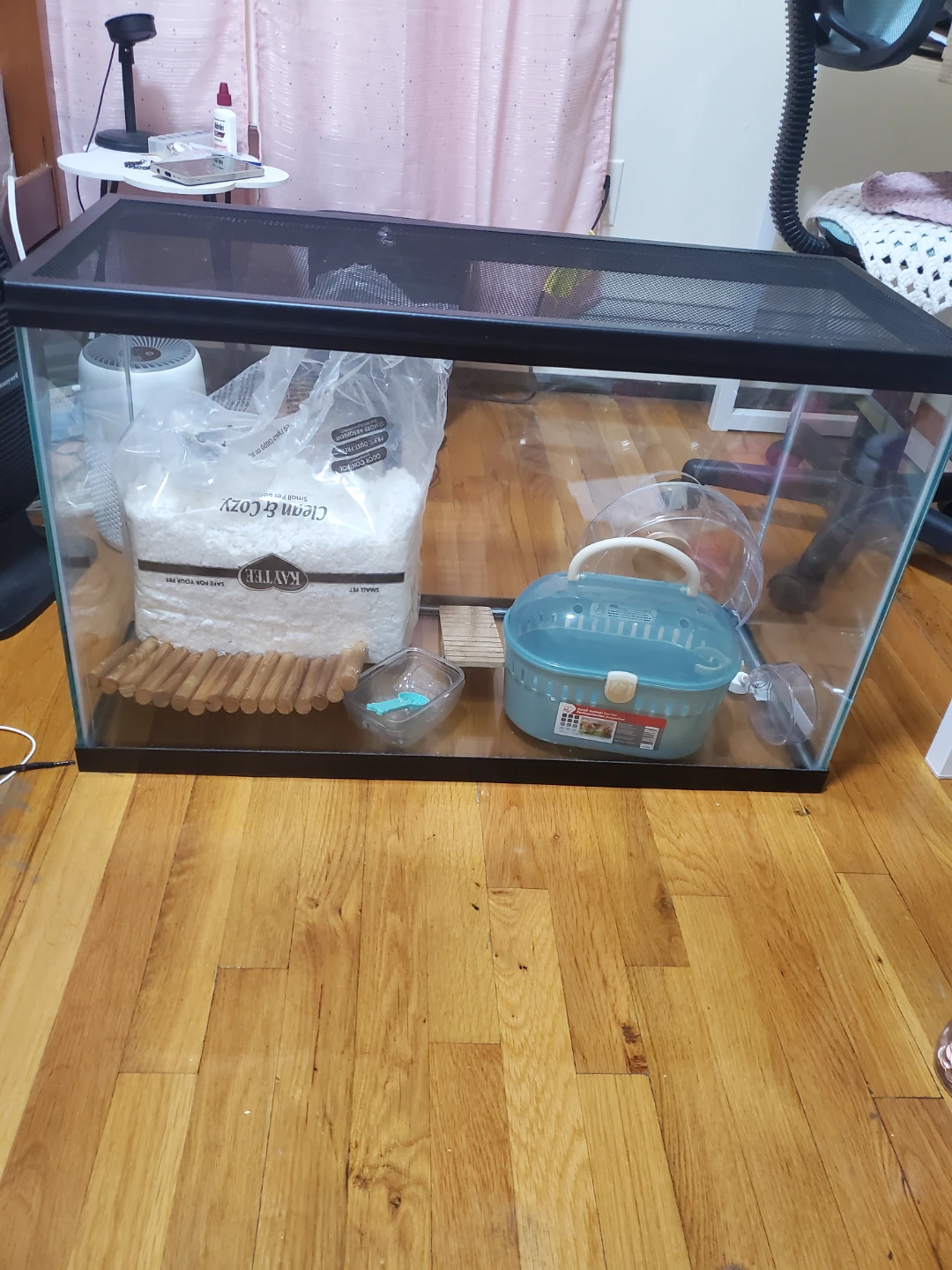40 gallon glass tank with hamster items - photo 2