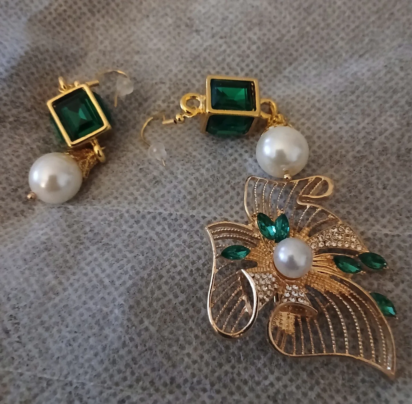 Emerald & Pearl Drop Earrings and Bro image indicator(5)