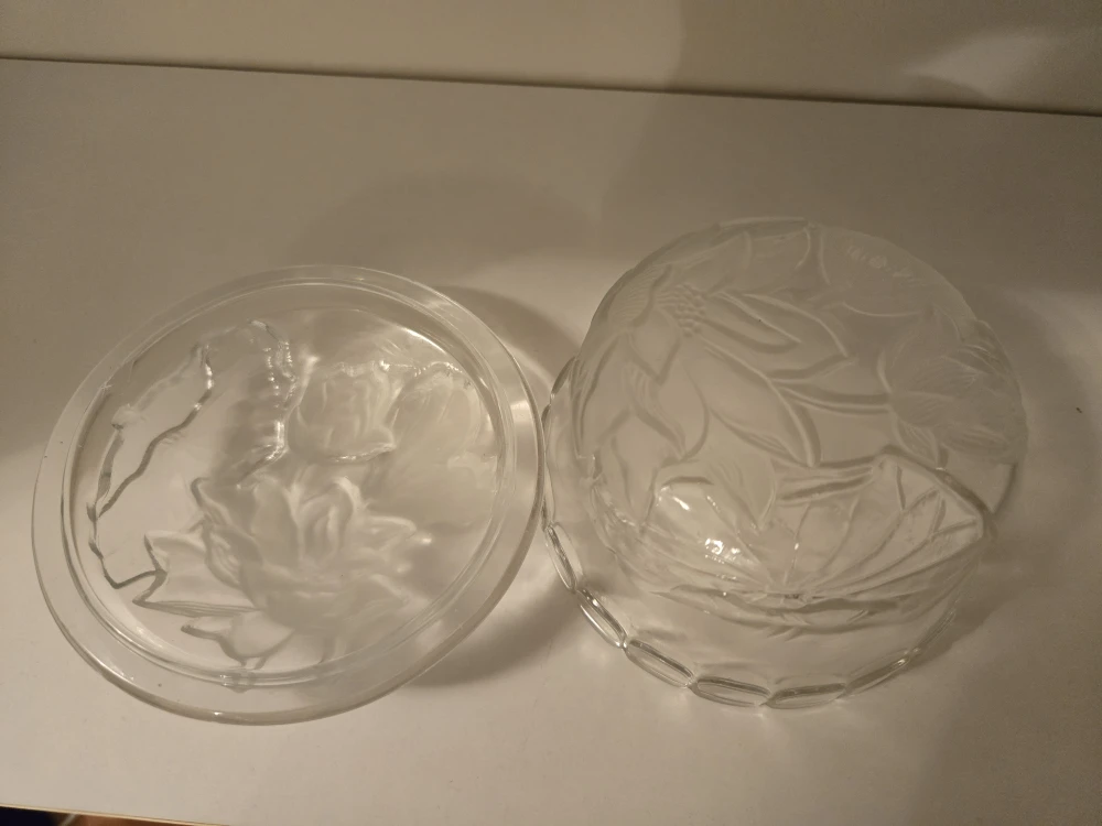 Vintage Kig Indonesia Glass Bowls with Lids: Floral 3D Design - photo 2