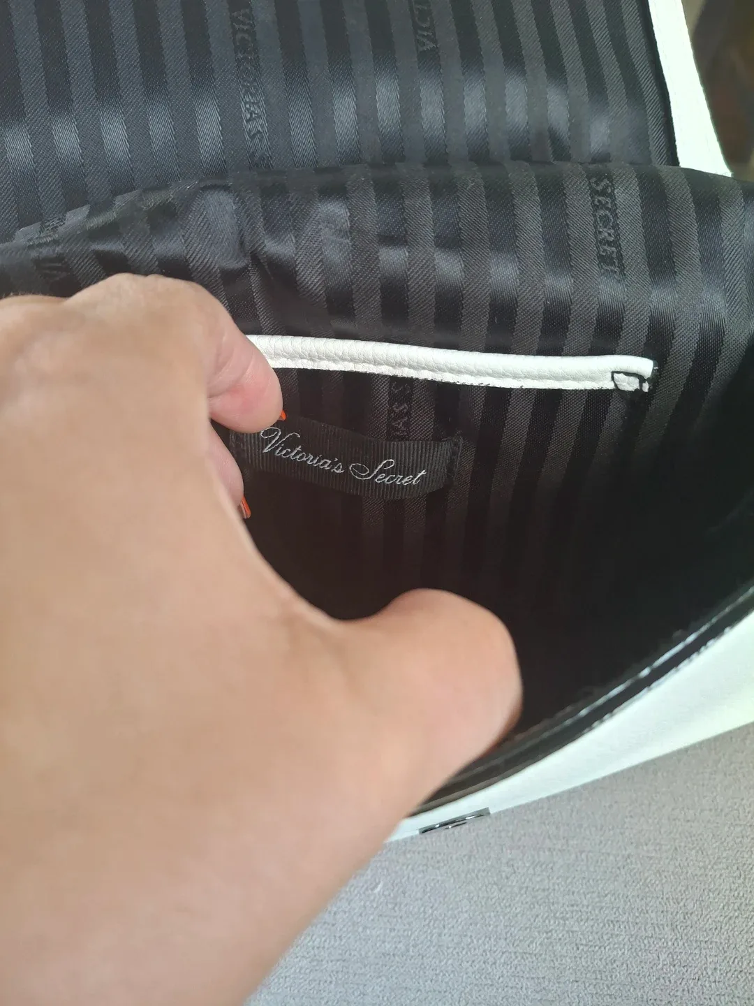 Victoria's Secret White Shoulder Bag image indicator(3)