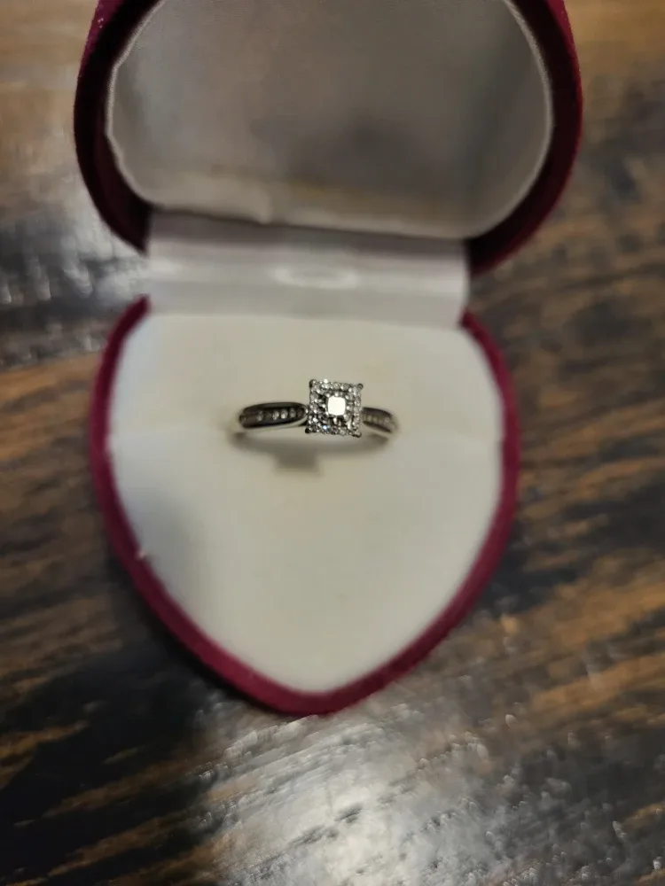 10k White Gold Diamond Engament ring image indicator(3)