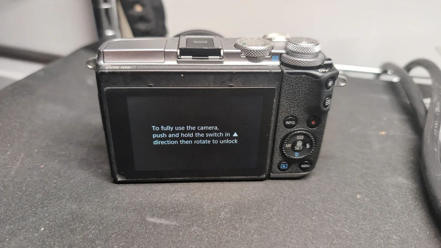 Canon EOS M6 Camera with 15-45mm Lens image indicator(5)