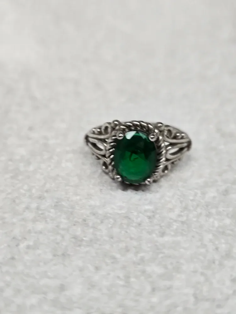 Vintage Green Stone Ring size 8-9 image indicator(2)