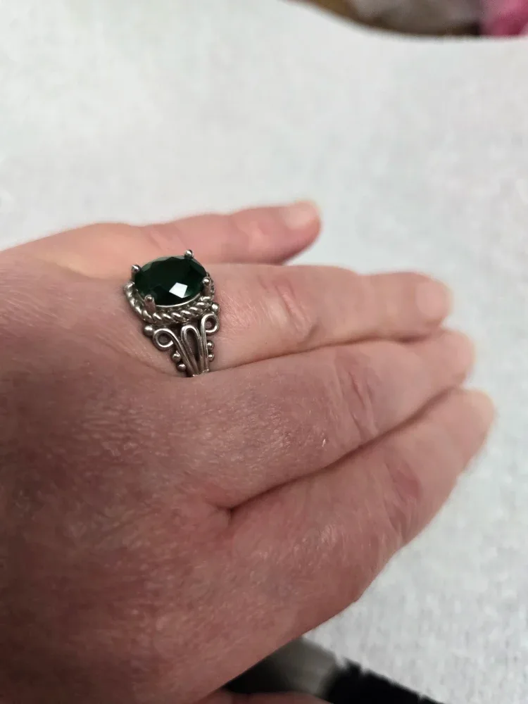 Vintage Green Stone Ring size 8-9 image indicator(4)