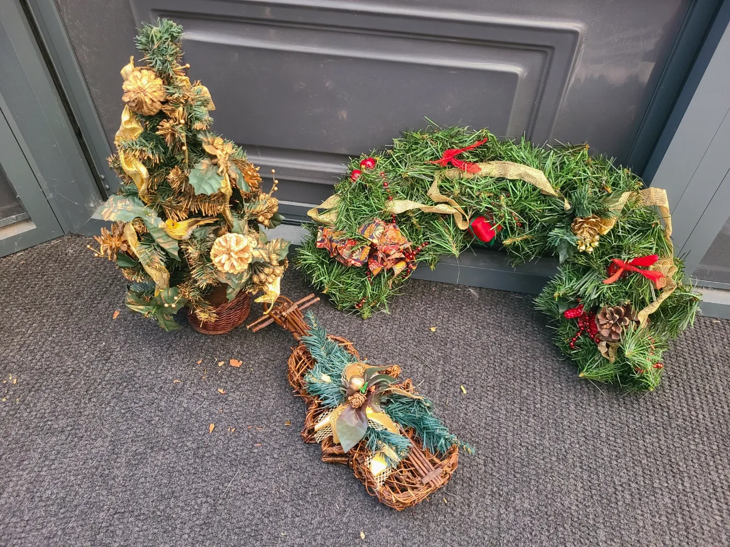 Christmas Decorations - Tree, Wreath, Violin