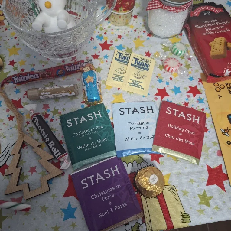 Holiday Gift Basket with Goodies image indicator(7)