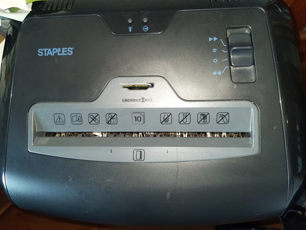 Staples SPL-BXC102A Shredder