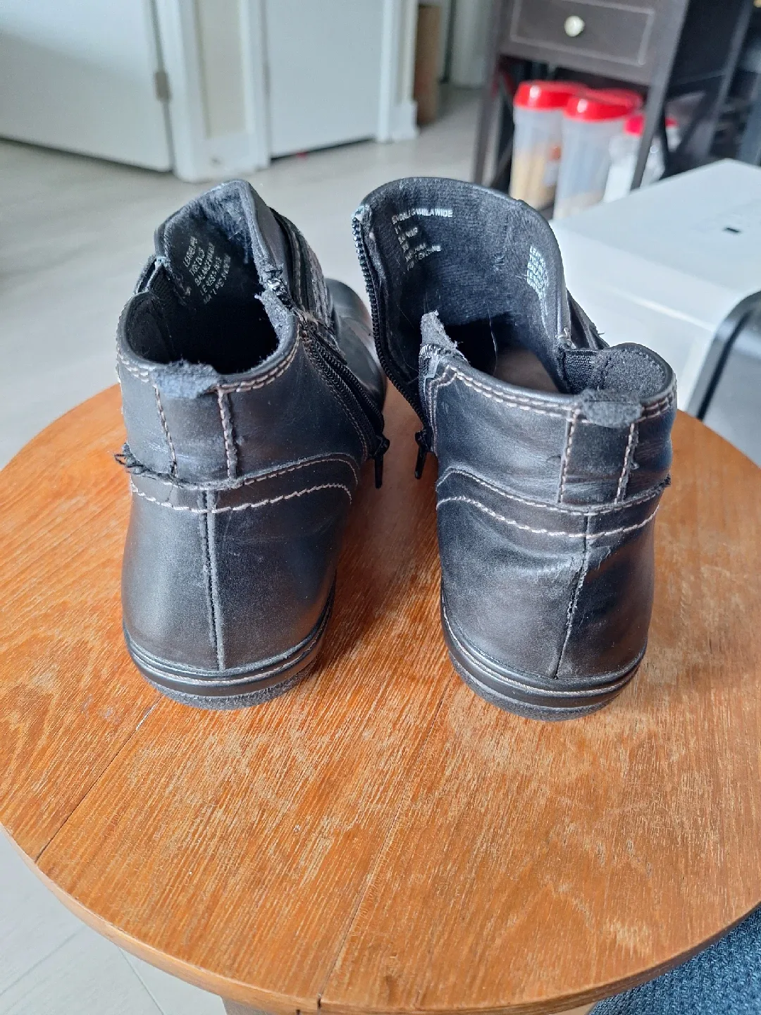 Earth Origins Black Leather Ankle Boots - Size 8 image indicator(2)